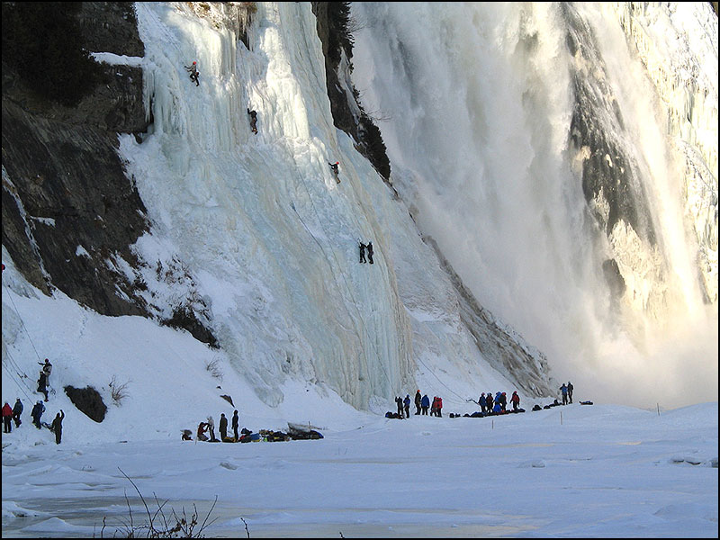 chute-montmorency-gele-hiver