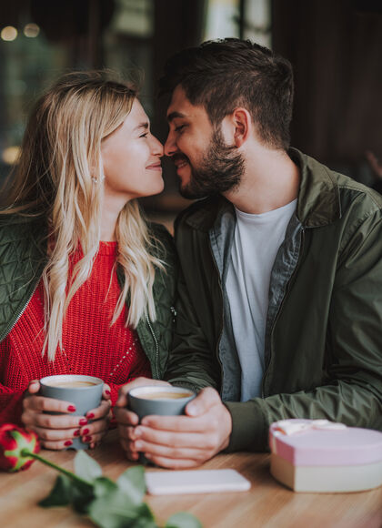 Romantic_couple_coffee