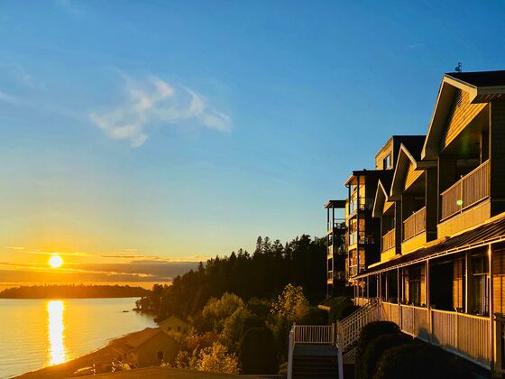 Auberge des îles Saguenay lac Saint-Jean sunrise