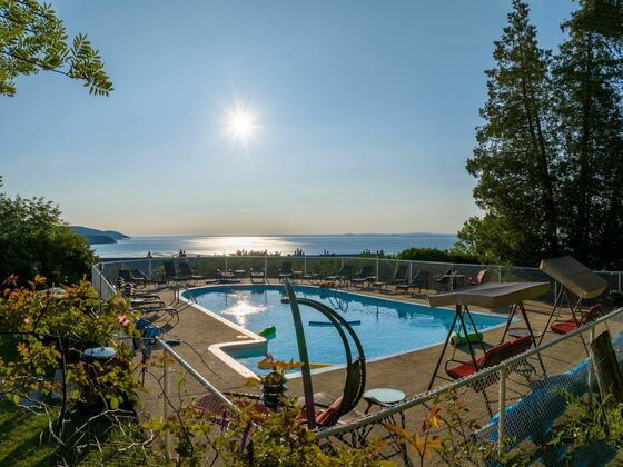 Auberge des Falaises - Charlevoix - Amazing view on the river from the outside pool