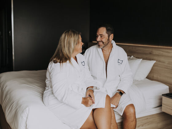 Hôtel Château Joliette - Lanaudière - Couple enjoying coffee in bed  