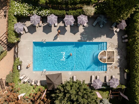 Hôtel Château-Bromont - Eastern Townships - Relaxing at the pool