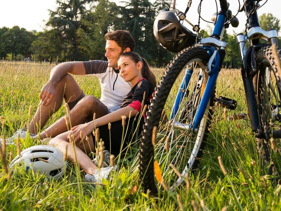Hôtel V Outaouais couple in bike