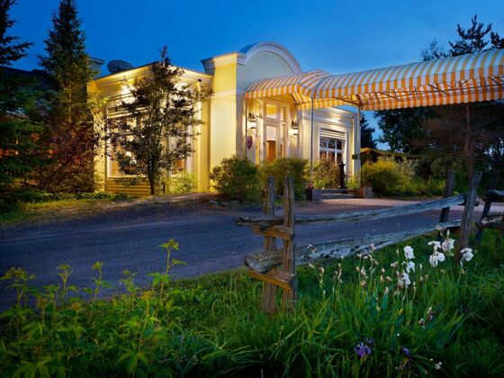 Night facade Auberge West Brome