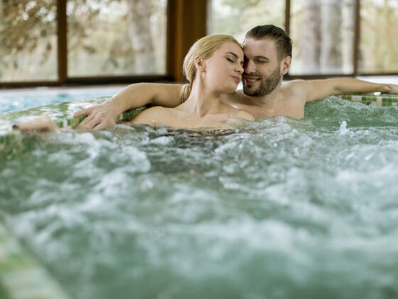 Auberge du Lac-à-l'Eau-Claire - Mauricie - couple at the spa