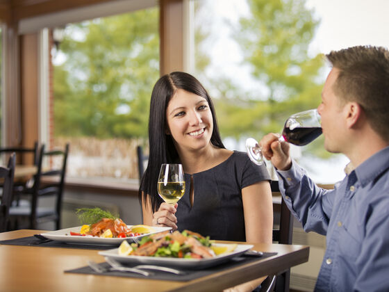 Auberge du Lac-à-l'Eau-Claire Mauricie couple in dinning room