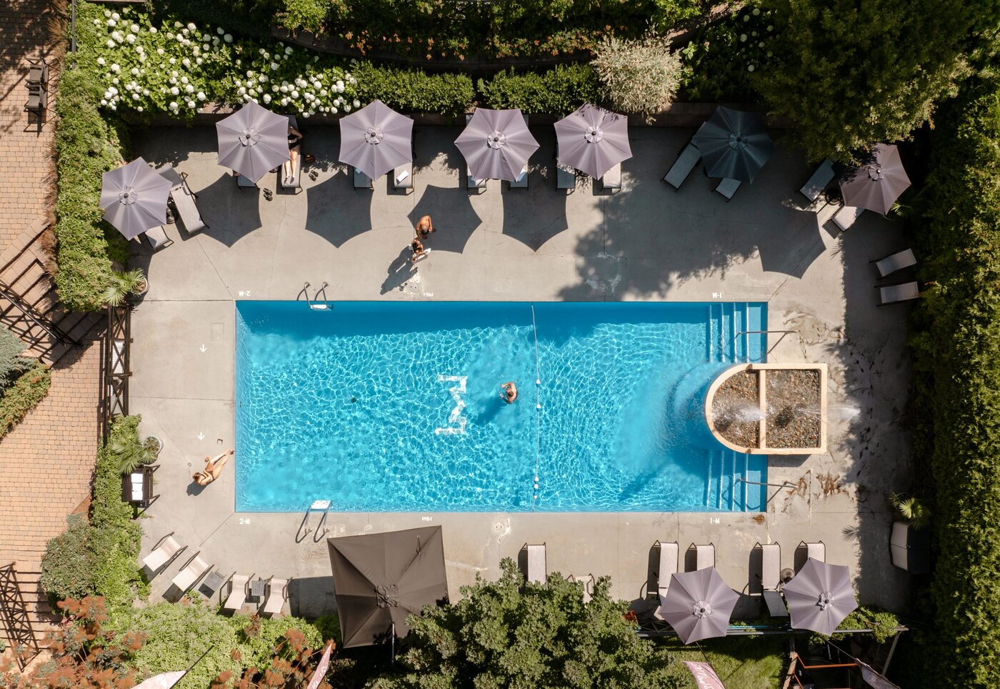 Hôtel Château-Bromont - Eastern Townships - Relaxing at the pool