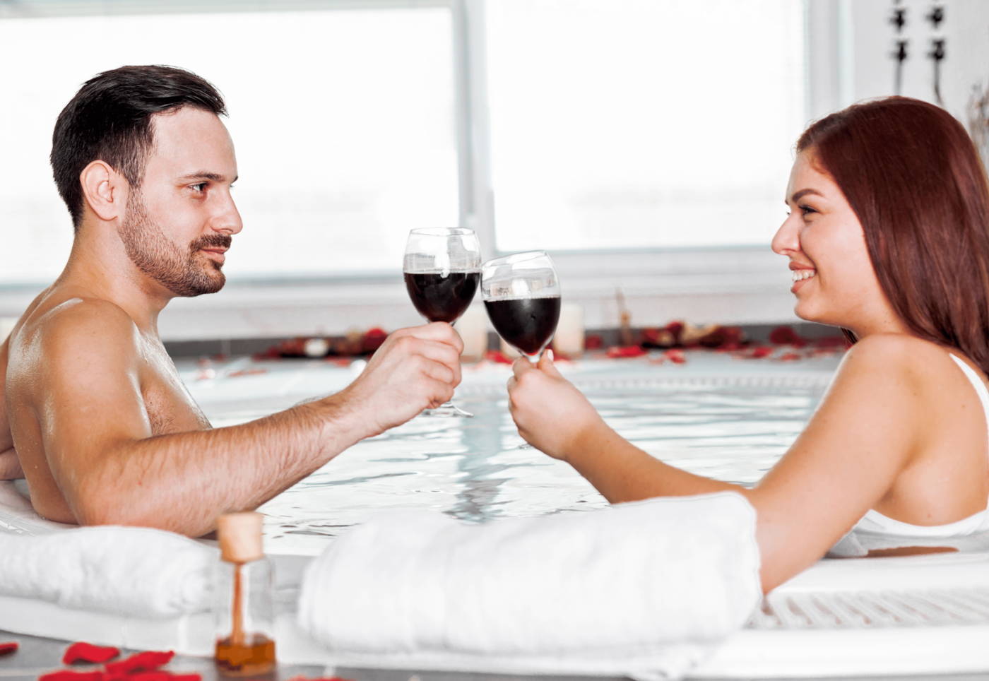 Le Moulin Wakefield Hôtel & Spa - couple dans le bain tourbillon