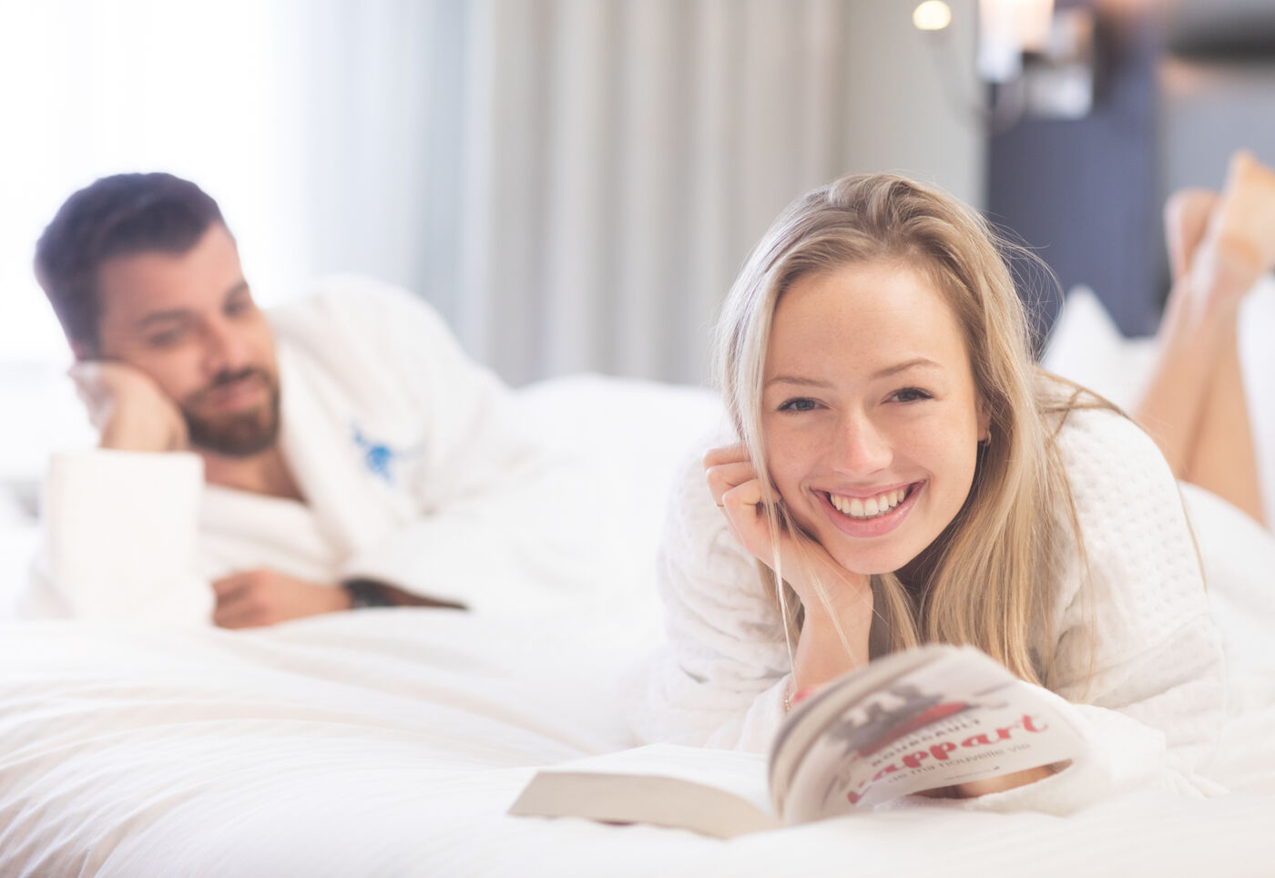 Hôtel Levesque - couple au lit