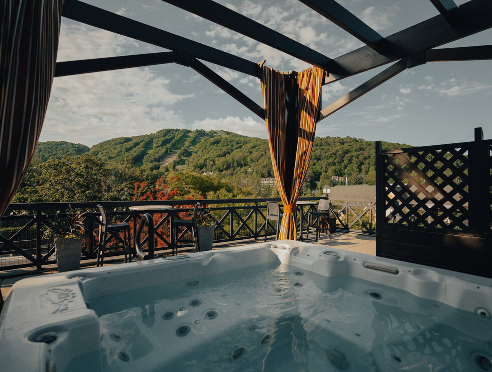 Hôtel Château-Bromont - Bains à remous sur la terrasse