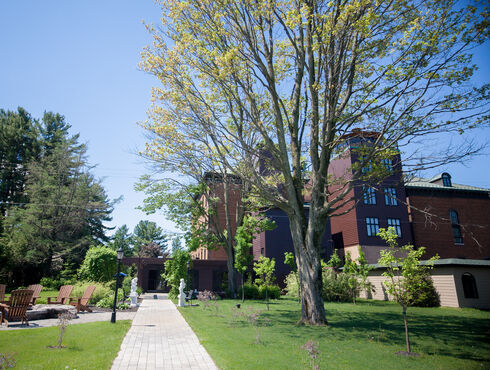 Hôtel Montfort Nicolet Centre-du-Québec gardens