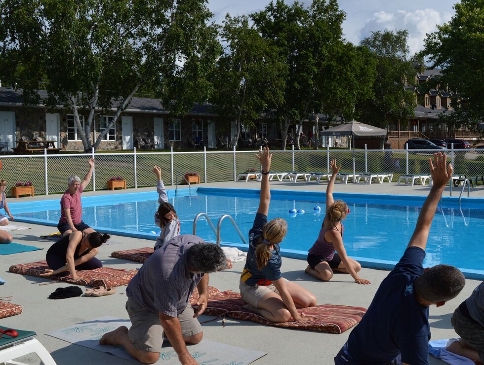 Hôtel Cap-aux-Pierres Charlevoix yoga piscine