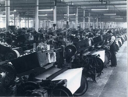 Tisserands à l’œuvre à la Montreal Cotton vers 1950