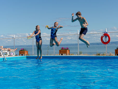 Hôtel Cap-aux-Pierres Charlevoix family pool