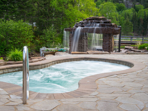 Auberge du Vieux Moulin Lanaudière spa extérieur