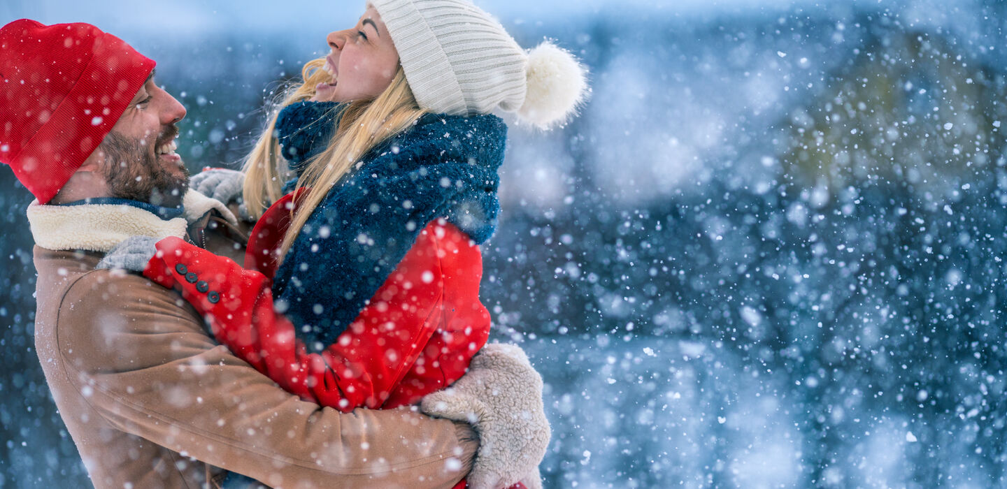 romance-couple-winter