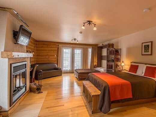 Auberge du Vieux Moulin Lanaudière Luxurious room with wood fireplace & claw foot bath