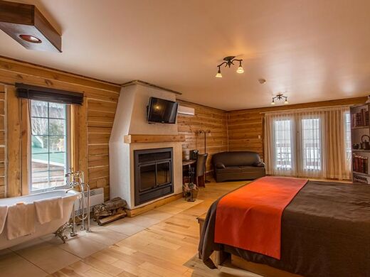Auberge du Vieux Moulin Lanaudière Luxurious room with wood fireplace & claw foot bath
