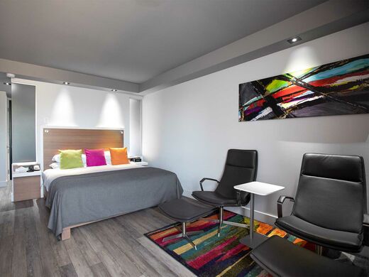Hôtel V Outaouais Urban - 1 King Bed and 1 Queen Wall Bed