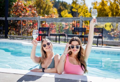 AX Hôtel - Laurentides - Couple enjoying summer