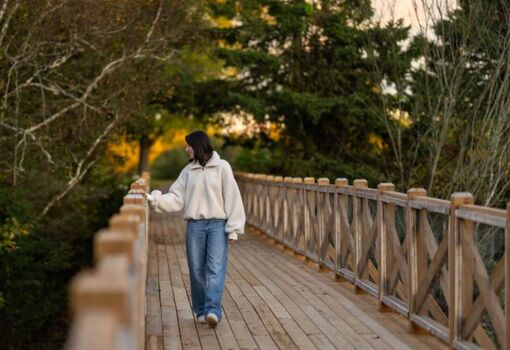 Le Baluchon, Éco-villégiature - Mauricie - Passerelle de bois au printemps